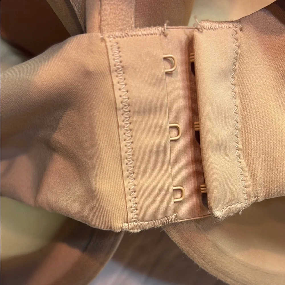 SKIMS Women's Tan/Sand‎ Underwire T-Shirt Bra | Smoothing 44DD NWT - Picture 3 of 5